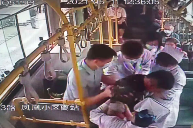 兩起愛心救助公交車內(nèi)突發(fā)疾病乘客的感人事跡，