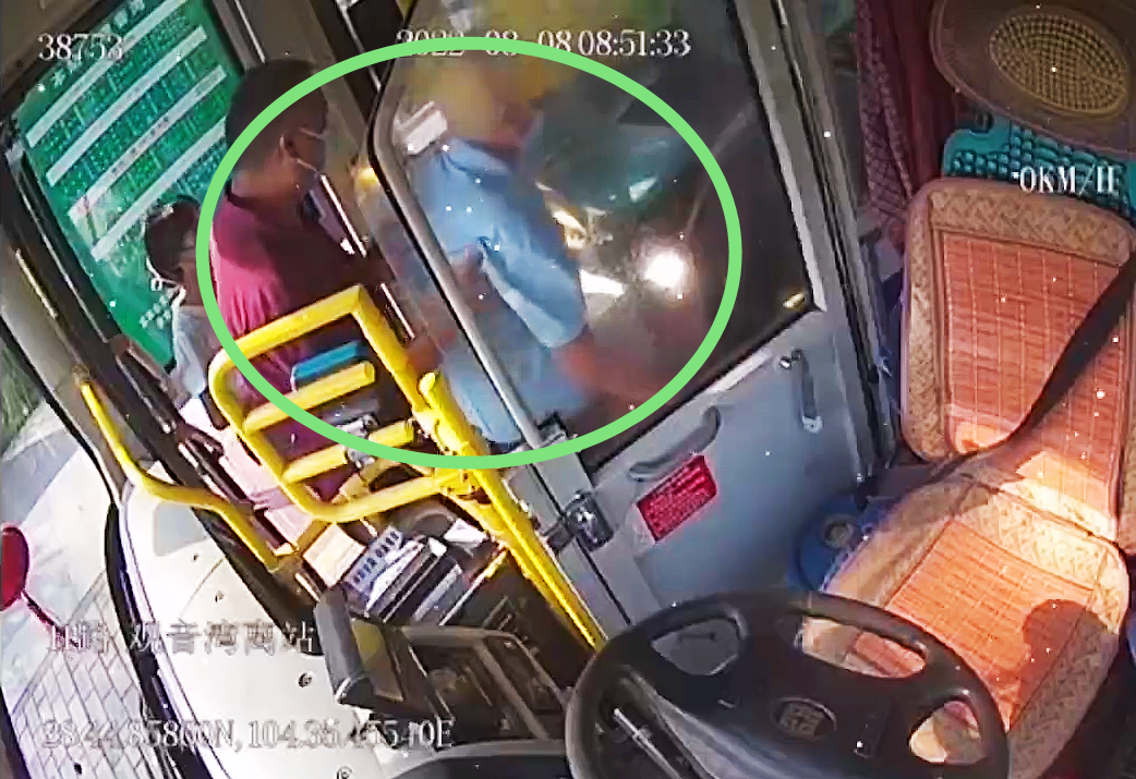 宜賓“敬老線”公交車長的這個小小舉動，真的太暖了